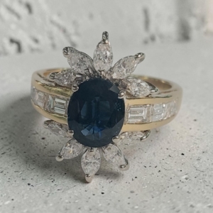 Anello con zaffiro e brillanti