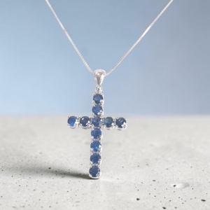 Collana e pendente croce con zaffiri